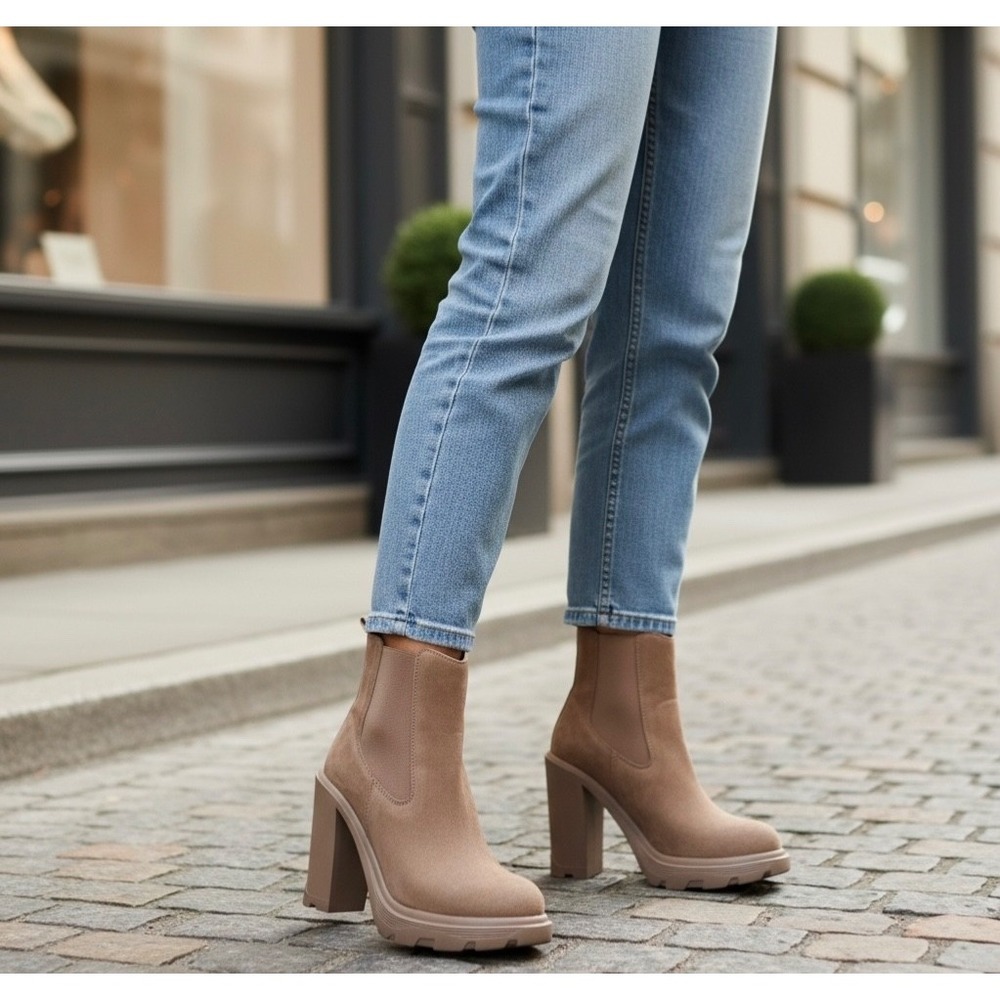Nine West Suede Chelsea Lug Sole Block Heel Ankle‎ Booties Tan 6.5